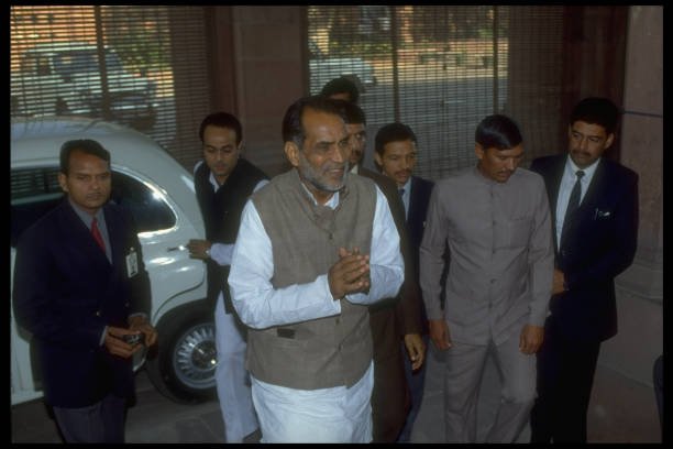 PM Chandra Shekhar (C) clasping hands in greeting, entering Parliament bldg., before no-confidence vote. (Photo by Robert Nickelsberg/Getty Images)