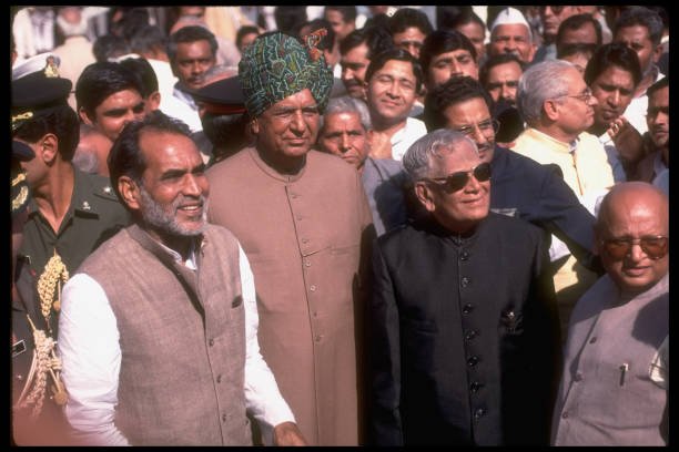 PM Chandra Shekhar (L) w. prob. Janata Dal Party ldrs. & crowd of followers prob. outside Parliament before no-confidence vote. (Photo by Robert Nickelsberg/Getty Images)