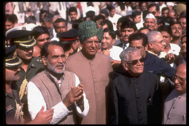 PM Chandra Shekhar (L) w. prob. Janata Dal Party ldrs. & crowd of followers prob. outside Parliament before no-confidence vote. (Photo by Robert Nickelsberg/Getty Images)