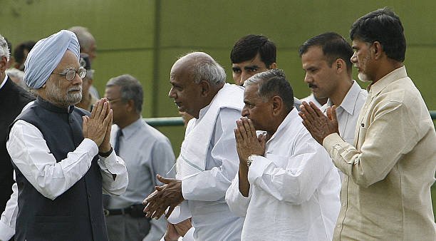 New Delhi, INDIA: Indian Prime Minister manmohan Singh (L) gestures as he greets former Prime Ministrer H. D. Devegowda (3R), former Uttar Pradesh Chief Minister Mulayam Singh (2R) and former Andhra Pradesh Chief Minister Chandra Babu Naidu (R) prior to the cremation of former Indian Prime Minister Chandra Shekhar in New Delhi, 09 July 2007. Chandra Shekhar who died from a blood-related illness 08 July, served as Indian Prime Minister briefly in 1990 during a period of political turmoil, died at the age of 80. AFP PHOTO/Prakash SINGH (Photo credit should read PRAKASH SINGH/AFP via Getty Images)